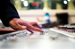Dirbtinio intelekto poveikis muzikos industrijai: ateityje dainas kurs kompiuteriai?