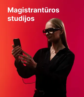 KTU Socialinių, humanitarinių mokslų ir menų fakulteto studentė dirba išmaniuoju telefonu ir dėvi išmaniuosius akinius oranžiniame ir raudoname dekoratyviame fone. Rinkis KTU magistrantūros studijas.