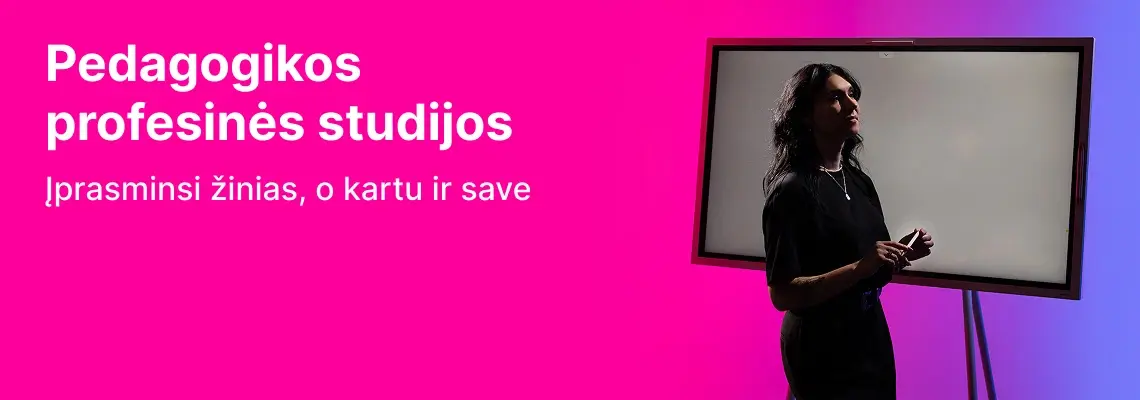KTU Socialinių, humanitarinių mokslų ir menų fakulteto studentė pristato informaciją liečiamajame ekrane rožiniame dekoratyviame fone. Pedagogikos profesinės studijos KTU — įprasminsi žinias, o kartu ir save.