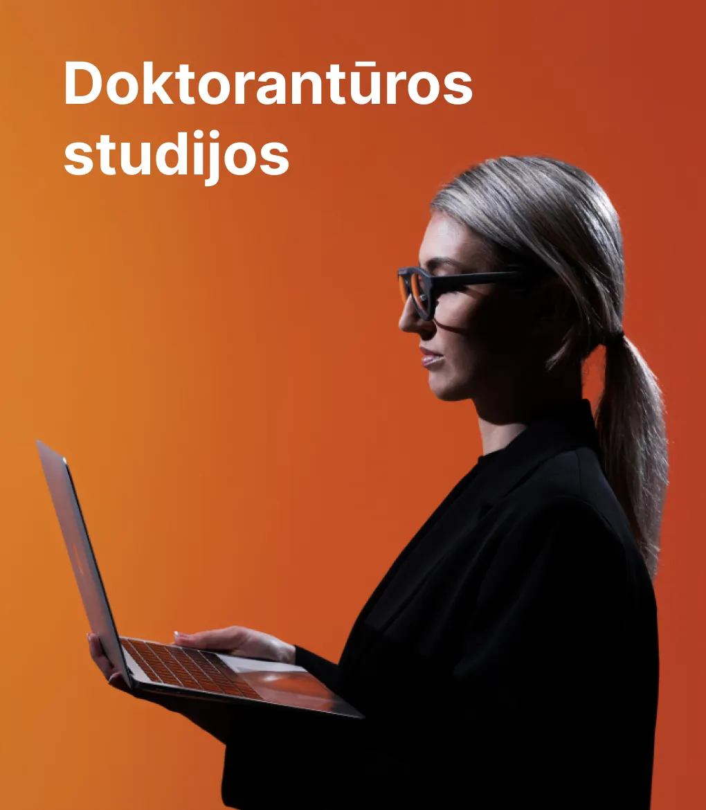 Doktorantūros studijos KTU - susižavėsi mokslu, o kartu ir savimi. Jauna KTU doktorantūros studentė su akiniais, laikanti ne&scaron;iojamąjį kompiuterį ir dirbanti kompiuteriu ry&scaron;kiame oranžiniame fone.