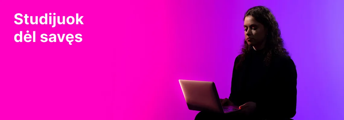 KTU Socialinių, humanitarinių mokslų ir menų fakulteto studentė dirba kompiuteriu rožiniame ir violetiniame dekoratyviame fone. Kairėje šūkis „Studijuok dėl savęs“, kviečiantis rinktis studijas KTU Socialinių, humanitarinių mokslų ir menų fakultete.