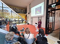 Konferencijos pranešėja skaito pranešimą apie matematikos mokymosi sunkumų diagnostiką KTU renginyje