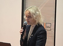 Konferencijos pranešėja skaito pranešimą apie matematikos mokymosi sunkumų diagnostiką KTU renginyje