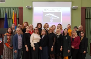 Grupė žmonių renginyje