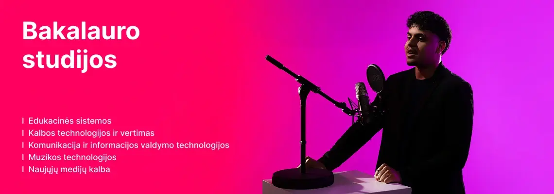 KTU Socialinių, humanitarinių mokslų ir menų fakulteto studentas įra&scaron;inėja garsą į mikrofoną rožiniame ir violetiniame dekoratyviame fone. Fakultete siūlomos bakalauro studijos: Edukacinės sistemos, Komunikacija ir informacijos valdymo technologijos, Muzikos technologijos, Naujųjų medijų kalba, Politika, filosofija ir visuomenė, Technikos kalbos vertimas, Vie&scaron;asis valdymas ir pilietinė visuomenė. Rinkis KTU bakalauro studijas.