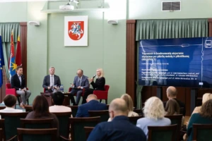 Diskusijos nuotrauka iš renginio, jame dalyvauja 4 žmonės, atstovai iš savivaldų ir KTU dėstytojas