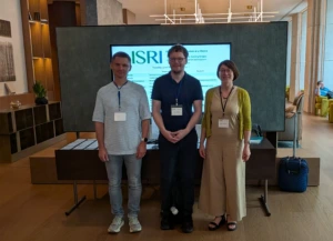 Tarptautinės tapatumo tyrimų draugijos (ISRI) konferencijos organizacinio komiteto nariai pozuoja prie registracijos stendo Vilniuje vykusios konferencijos metu.