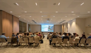 Tarptautinės tapatumo tyrimų draugijos (ISRI) konferencijos dalyviai klausosi plenarinio pranešimo Vilniuje vykusio renginio metu.