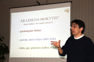 VDU dėstytojas, dėsto paskaitą apie kalbas.