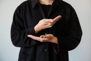 KTU tyrėjos: gestų kalbos vertėjo darbas yra ir didelis iššūkis, ir kilni misija
