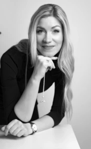 Doc. dr. Dainora Maumevičienė pasirėmusi &scaron;ypsosi